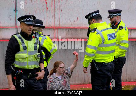 London, UK, 10. April 2024. Aktivisten der Palästinensischen Aktion zielten auf das Verteidigungsministerium in Whitehall ab, was wegen der anhaltenden Waffenverkäufe mit Israel kritisch war, von denen sie sagen, dass sie mit einem zwei-Wege-Embargo aufhören sollten. Der Protest des Tages wurde in Verbindung mit der neu gegründeten Gruppe Youth Demand organisiert, die auch dafür protestiert, dass Großbritannien keine neuen Lizenzen für fossile Brennstoffe und Gas mehr gewährt. Quelle: Eleventh Photography/Alamy Live News Stockfoto