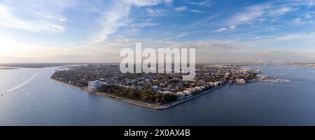 Charleston, South Carolina: Skyline Panorama bei Sonnenuntergang von der Batterie. Stockfoto