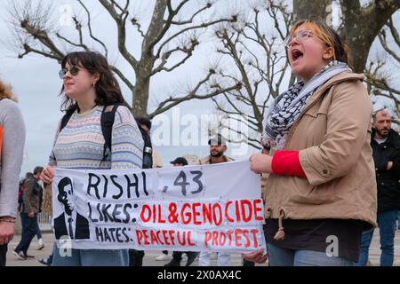 London, UK, 10. April 2024. Die neue Umwelt- und pro-palästinensische Aktivistengruppe Youth Demand marschiert während einwöchiger Aktionen durch Westminster und fordert ein Waffenembargo mit Israel und das Vereinigte Königreich auf, keine neuen Lizenzen für fossile Brennstoffe und Gas zu erteilen. Quelle: Eleventh Photography/Alamy Live News Stockfoto