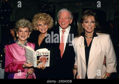 Judith Krantz, Jill Ireland, Sidney Sheldon und Jackie Collins feierten Jill Irlands Autobiografie „Life Wish“ am 19. Januar 1987 im Bistro in Beverly Hills, Kalifornien. Hinweis: Ralph Dominguez/MediaPunch Stockfoto