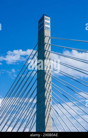 Penobscot Narrows Bridge and Observatory in Maine, USA, mit seinem beeindruckenden Design mit Kabelstegen vor einem hellblauen Himmel. Stockfoto