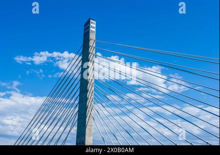 Penobscot Narrows Bridge and Observatory in Maine, USA, mit seinem beeindruckenden Design mit Kabelstegen vor einem hellblauen Himmel. Stockfoto