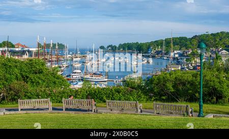 Camden Harbor in Maine, USA, vom Harbor Park aus gesehen, mit einem malerischen Yachthafen mit zahlreichen Segelbooten und üppigem Grün. Stockfoto