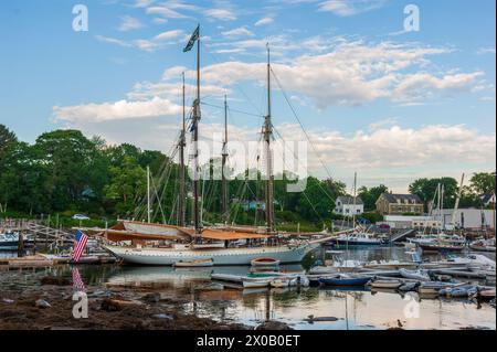 Der Mary Day Segel-Schoner, ein zweimastiger windjammer-windjammer-Kreuzer, liegt im malerischen Camden Harbor, Maine, mit amerikanischer Flagge. Stockfoto