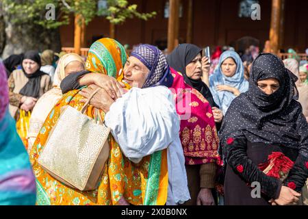 Srinagar, Indien. April 2024. Kaschmirfrauen begrüßen sich, nachdem sie Eid-Al-Fitr vor einer Moschee in Srinagar gebetet haben. Das EID-Al-Fitr-Festival ist das Ende des heiligen Fastenmonats Ramadan. Unterdessen haben indische Behörden Menschen das fünfte Jahr in Folge in der Innenstadt von Srinagar verboten, Eid-Al-Fitr-Gebete in Kaschmir's historischer Grand Mosque, oder Jamia Masjid, anzubieten. Quelle: SOPA Images Limited/Alamy Live News Stockfoto