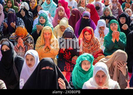 Srinagar, Indien. April 2024. Kaschmiri-Frau sah, wie sie Eid-Al-Fitr-Gebete vor einer Moschee in Srinagar anbot. Das EID-Al-Fitr-Festival ist das Ende des heiligen Fastenmonats Ramadan. Unterdessen haben indische Behörden Menschen das fünfte Jahr in Folge in der Innenstadt von Srinagar verboten, Eid-Al-Fitr-Gebete in Kaschmir's historischer Grand Mosque, oder Jamia Masjid, anzubieten. Quelle: SOPA Images Limited/Alamy Live News Stockfoto