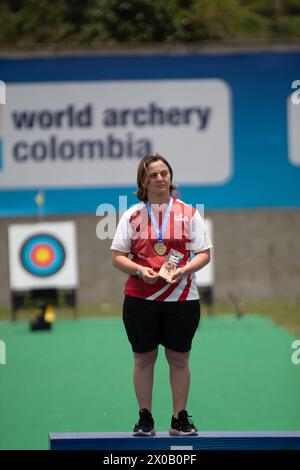 Medellin, Kolumbien. April 2024. Die Kanadierin Kristine Eseuba gewinnt die Goldmedaille während der panamerikanischen Bogenschießspiele in Medellin (Kolumbien) am 9. april 2024. Foto: Camilo Moreno/Long Visual Press Credit: Long Visual Press/Alamy Live News Stockfoto