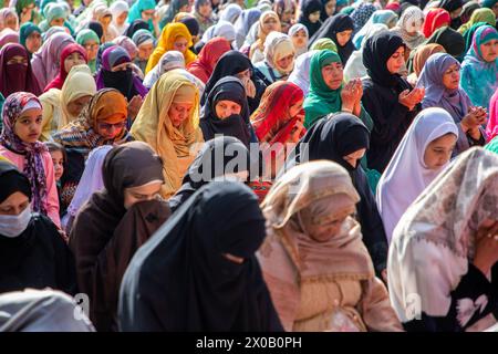 Srinagar, Indien. April 2024. Kaschmiri-Frau sah, wie sie Eid-Al-Fitr-Gebete vor einer Moschee in Srinagar anbot. Das EID-Al-Fitr-Festival ist das Ende des heiligen Fastenmonats Ramadan. Unterdessen haben indische Behörden Menschen das fünfte Jahr in Folge in der Innenstadt von Srinagar verboten, Eid-Al-Fitr-Gebete in Kaschmir's historischer Grand Mosque, oder Jamia Masjid, anzubieten. Quelle: SOPA Images Limited/Alamy Live News Stockfoto