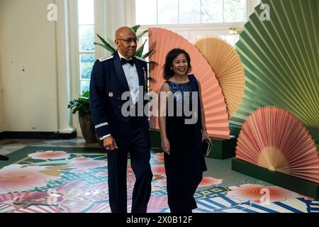 Washington, Vereinigte Staaten. April 2024. Charles Brown Jr., Vorsitzender der US-Stabschefs, und Sharene Brown kommt am Mittwoch, den 10. April 2024, zum Staatsessen, das von US-Präsident Joe Biden und First Lady Dr. Jill Biden veranstaltet wird, um Premierminister Kishida Fumio und Frau Yuko Kishida aus Japan im Buchhändler-Bereich des Weißen Hauses in Washington, DC zu ehren. Quelle: Tierney L. Cross/CNP/dpa/Alamy Live News Stockfoto