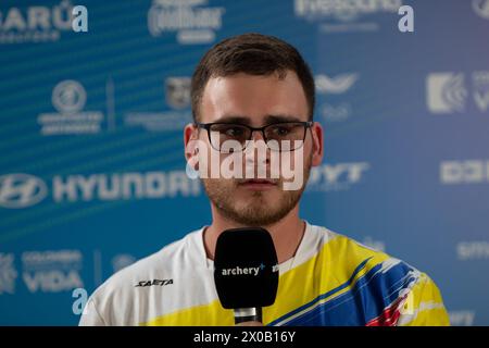 Medellin, Kolumbien. April 2024. Der kolumbianische Archer Santiago Arcila, klassifiziert sich für die olympischen Spiele 2024 während des panamerikanischen Archenturniers in Medellin, Kolumbien, 9. April 2024. Foto: Camilo Moreno/Long Visual Press Credit: Long Visual Press/Alamy Live News Stockfoto