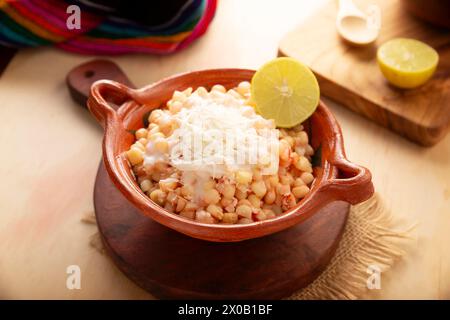 Esquites. Maiskerne gekocht und serviert mit Mayo, Sauerrahm, Zitronen- und Chilipulver, sehr populäres Street Food in Mexiko, auch bekannt als Elote en Vas Stockfoto