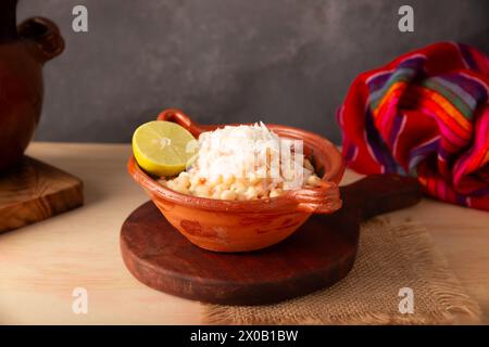 Esquites. Maiskerne gekocht und serviert mit Mayo, Sauerrahm, Zitronen- und Chilipulver, sehr populäres Street Food in Mexiko, auch bekannt als Elote en Vas Stockfoto