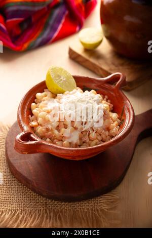 Esquites. Maiskerne gekocht und serviert mit Mayo, Sauerrahm, Zitronen- und Chilipulver, sehr populäres Street Food in Mexiko, auch bekannt als Elote en Vas Stockfoto