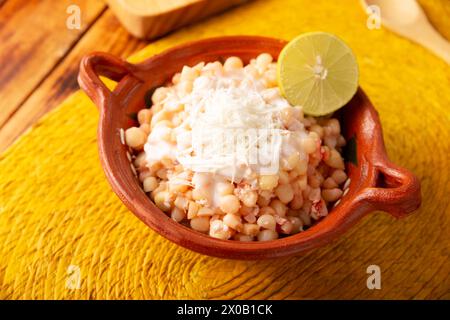 Esquites. Maiskerne gekocht und serviert mit Mayo, Sauerrahm, Zitronen- und Chilipulver, sehr populäres Street Food in Mexiko, auch bekannt als Elote en Vas Stockfoto