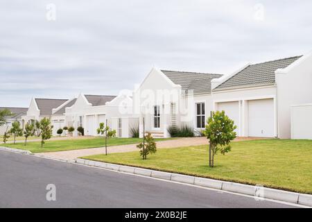 Straße, Haus und Häuser in Nachbarschaft, Gemeinde oder Wohngebiet in Dallas, Texas, USA. Hintergrund, Immobilienentwicklung oder Vorstadtwohnungen Stockfoto