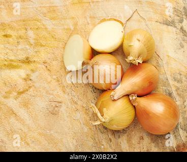 Frisch, Lebensmittel und Ernährung in Scheiben, Zwiebeln und Hintergrund in Küche oder Studio. Gesund, Essen und Rezept für Wellness, Gesundheit und Küche mit Stockfoto