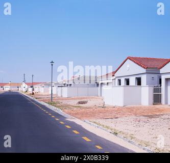 Straße, Häuser und Häuser in Nachbarschaft, Wohngebiet oder Gemeinde in Dallas, Texas, USA. Hintergrund, Immobilienentwicklung oder Vorstadtpraxis Stockfoto