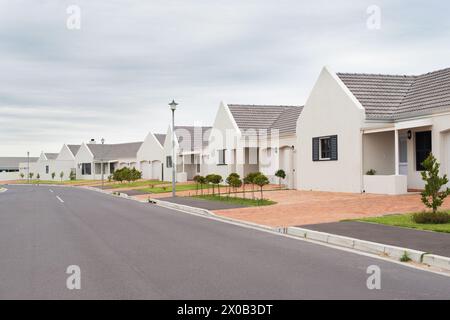 Straße, Straße und Häuser in Nachbarschaft, Gemeinde oder Wohngebiet in Dallas, Texas, USA. Hintergrund, Immobilienentwicklung oder Vorstadtwohnungen für Stockfoto