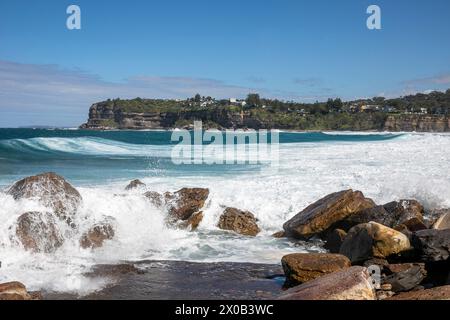 Avalon Beach ist heute wegen gefährlicher Brandung und starker Strömungen geschlossen, eine Reihe anderer Strände an der Ostküste von Sydney sind ebenfalls geschlossen, die gefährliche Brandung und die großen Wellen folgen dem Black Noreaster Sturm, der Sydney letzte Woche getroffen hat und schwere Überschwemmungen und Evakuierungen in einigen Gebieten verursacht hat. Donnerstag, 11. April 2024. Martin Berry@almy Live-Nachrichten Stockfoto