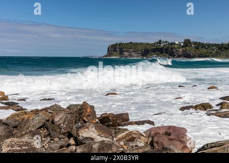 Avalon Beach ist heute wegen gefährlicher Brandung und starker Strömungen geschlossen, eine Reihe anderer Strände an der Ostküste von Sydney sind ebenfalls geschlossen, die gefährliche Brandung und die großen Wellen folgen dem Black Noreaster Sturm, der Sydney letzte Woche getroffen hat und schwere Überschwemmungen und Evakuierungen in einigen Gebieten verursacht hat. Donnerstag, 11. April 2024. Martin Berry@almy Live-Nachrichten Stockfoto