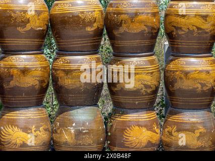 Reihen glasierter Wasserbehälter mit Drachenmuster Stockfoto