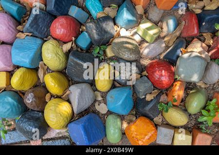 Ein farbiger Stein, der in den Boden gelegt wurde Stockfoto