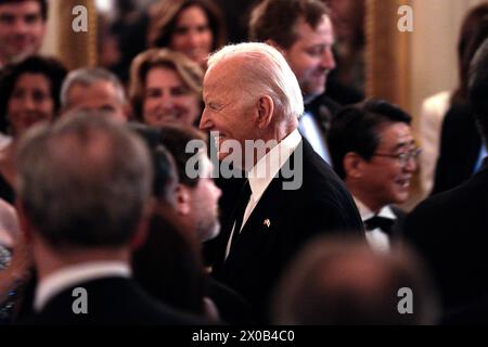 Washington, Vereinigte Staaten. April 2024. US-Präsident Joe Biden und First Lady Jill Biden veranstalten am 10. April 2024 den japanischen Premierminister Kishida Fumio zu einem Unterhaltungsempfang im State Dining Room des Weißen Hauses in Washington. Quelle: Yuri Gripas/Pool über CNP/dpa/Alamy Live News Stockfoto