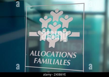 Angouleme , Frankreich - 04 08 2024 : CAF Caisse Allocations familiales Logo Marke und Textzeichen der CAF Agentur für Familienbeihilfen Fondsbüro Stockfoto