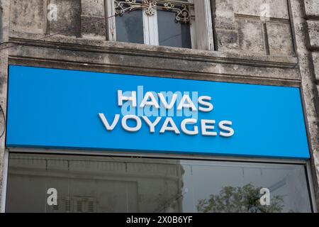 Angouleme , Frankreich - 04 08 2024 : Havas Voyages Textmarke und blaues Schild Logo Fassade Fenster französisches Büro auf Urlaub Reisebüro Stockfoto