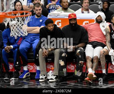 Los Angeles, Usa. April 2024. Los Angeles Clippers (L-R) Ivica Zubac, Paul George, James Harden und P.J. Tucker spielten nicht und die Clippers verloren gegen die Phoenix Suns in der Crypto.com Arena in Los Angeles am Mittwoch, den 10. April 2024. Foto: Alex Gallardo/UPI Credit: UPI/Alamy Live News Stockfoto
