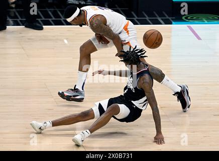 Los Angeles, Usa. April 2024. Phoenix Suns Garant Bradley Beal (L) stiehlt den Ball von Bones Hyland (R) in der zweiten Halbzeit in der Crypto.com Arena in Los Angeles am Mittwoch, den 10. April 2024. Foto: Alex Gallardo/UPI Credit: UPI/Alamy Live News Stockfoto