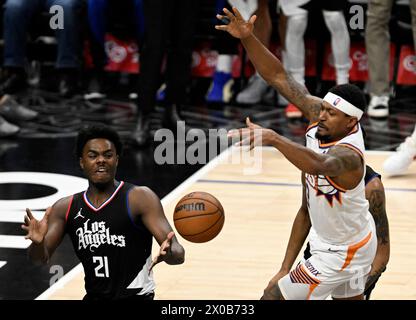Los Angeles, Usa. April 2024. Bradley Beal (3) verliert den Ball in der zweiten Halbzeit in der Crypto.com Arena in Los Angeles am Mittwoch, den 10. April 2024, an den Los Angeles Clippers Guard Kobe Brown (21). Foto: Alex Gallardo/UPI Credit: UPI/Alamy Live News Stockfoto