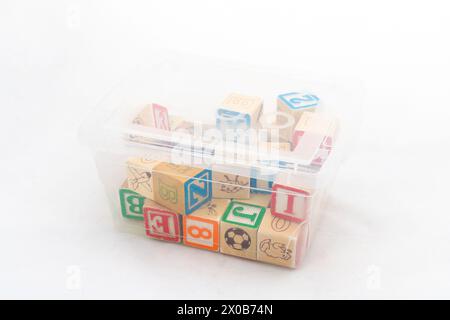 Bunter hölzerner Alphabetbuchstabe in einer Box isoliert auf weißem Hintergrund Stockfoto