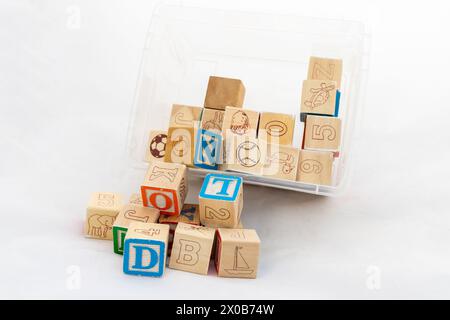 Alphabetblöcke auf weißem Hintergrund verstreut. Schulrückblick und Schulbildung. Stockfoto