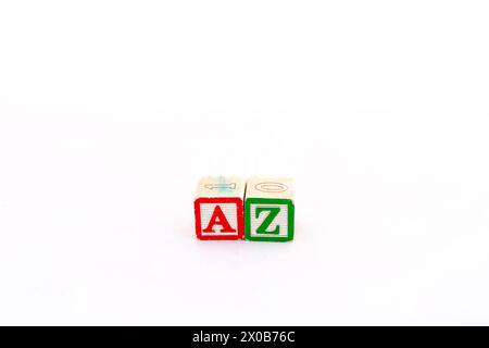 AZ Holzblöcke auf weißem isoliertem Hintergrund mit Kopierraum. Stockfoto
