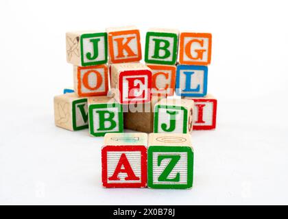 Holzspielzeugwürfel mit Buchstaben. Die Buchstaben A und Z sind fokussiert, der Rest ist unscharf Stockfoto