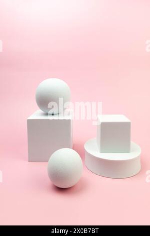 Weißes rundes Podium, Quadrate, weiße Kugeln auf rosa Hintergrund. Geometrische abstrakte Formen für die kosmetische Produktpräsentation. Kopierbereich. Stockfoto