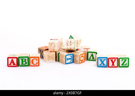 Alphabetwürfel auf weißem Hintergrund mit selektiver Ausrichtung auf ABC- und XYZ-Alphabete Stockfoto