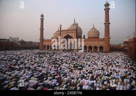 Delhi, Neu-Delhi, Indien. April 2024. Moslems beten in Jama Masjid anlässlich von Eid al-Fitr in den alten Vierteln von Delhi, Indien. (Kreditbild: © Deep Nair/ZUMA Press Wire) NUR REDAKTIONELLE VERWENDUNG! Nicht für kommerzielle ZWECKE! Stockfoto