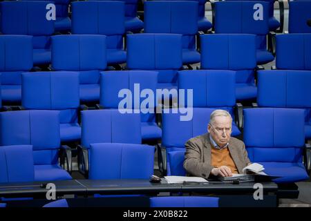 Deutscher Bundestag, 162. Plenarsitzung Dr. Alexander Gauland AfD einsam im Plenum auf den Sitzen der AfD Fraktion bei der 162. Sitzung des Deutschen Bundestages in Berlin, 10.04.2024 Berlin Deutschland *** Deutscher Bundestag, 162 Plenarsitzung Dr. Alexander Gauland AfD einsam im Plenum auf den Sitzen der AfD-Fraktion bei der Sitzung des Deutschen Bundestages 162 in Berlin, 10 04 2024 Berlin Berlin Deutschland Stockfoto