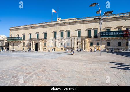 Valletta, Malta, 03. April 2024. Außenansicht des Großmeisterpalastes im Stadtzentrum Stockfoto
