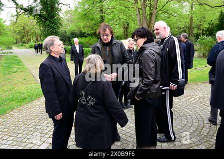 Angelika Mann mit Ehemann Ralf rasch und Dieter Maschine Birr von den Puhdys mit Ehefrau Sylvia Birr am Grab des verstorbenen Gitarristen von City, Fritz Puppel, auf dem Friedhof Baumschulenweg. Berlin, 10.04.2024 *** Angelika Mann mit Ehemann Ralf rasch und Dieter Maschine Birr von den Puhdys mit Ehefrau Sylvia Birr am Grab des verstorbenen Gitarristen aus Stadt, Fritz Puppel, auf dem Baumschulenweg-Friedhof Berlin, 10 04 2024 Foto:XM.xWehnertx/xFuturexImagex puppel gedenkfeier 4447 Stockfoto