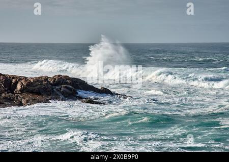 Wellen brechen am Cabo Silleiro an der Baiona-Mole an der Küste Galiciens, Spanien Stockfoto