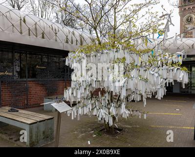 The Haag, Niederlande - 17. April 2023: Der Wunschbaum vor dem Friedenspalast in den Haag, Niederlande, in dem sich der Internationale Gerichtshof von J. Stockfoto