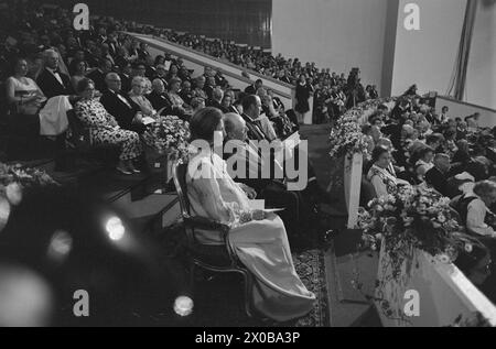 Aktuell 27-2-1973 : Opptakt til et 70-årsjubileumKong Olav fyller 70 år 2. juli 1973. DET ble to hektiske Dager for kongefamilien i forbindelse med feiringen av kongens 70-årsdag. Dagen før dagen var det stor og flott festforestilling i Colosseum – für et absolutt fullsatt hus. Ihre Kronprinzesse Sonja, kong Olav oder Kronprins Harald. Foto: Odd Ween / aktuell / NTB ***FOTO IKKE BILDEBEHANDLET*** dieser Text wurde automatisch übersetzt! Stockfoto