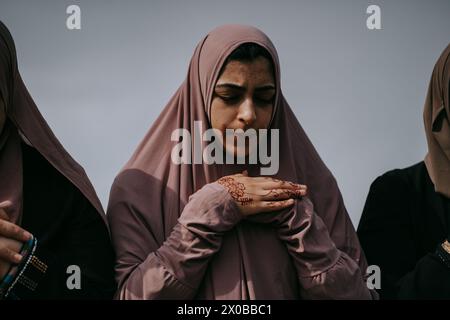 New York, USA. Januar 2018. Tausende muslimischer Gläubiger versammeln sich zu einem Eid Al-Fitr-Gebet in Bay Ridge, Brooklyn. Die Führer der Gemeinschaft ermutigten die Mitglieder der Gemeinschaft, Krieg und Hunger in den überwiegend muslimischen Regionen Gaza, Jemen und Sudan zu berücksichtigen und die normalerweise üppigen Feiern, die das Ende des Ramadan-Fasten markieren, abzuschwächen. (Credit Image: © Olga Fedorova/SOPA images via ZUMA Press Wire) NUR REDAKTIONELLE VERWENDUNG! Nicht für kommerzielle ZWECKE! Stockfoto