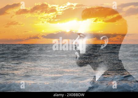 Doppelte Exposition von gutaussehendem Mann und Meer bei Sonnenuntergang Stockfoto