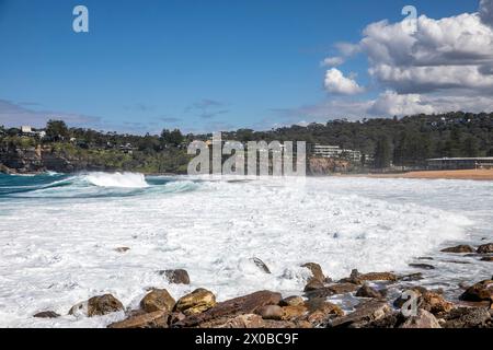 Avalon Beach in Sydney Australien, Herbst 2024, große Wellen und Wellen sowie die Wellen des Ozeans, die den Strand geschlossen haben, nach den Aprilfluten in NSW Stockfoto