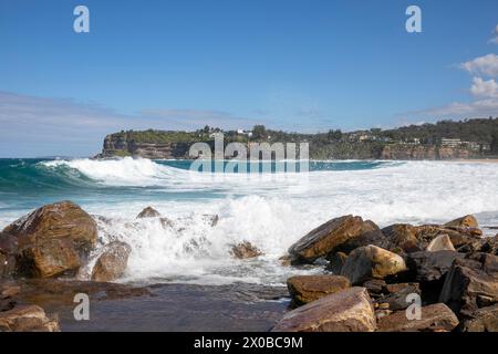 Avalon Beach in Sydney Australien, Herbst 2024, große Wellen und Wellen sowie die Wellen des Ozeans, die den Strand geschlossen haben, nach den Aprilfluten in NSW Stockfoto