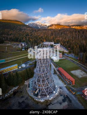 Strbske Pleso, Slowakei - Panoramablick auf den Aussichtsturm am Strbske See mit der Hohen Tatra im Hintergrund an einem Herbstnachmittag um Stockfoto